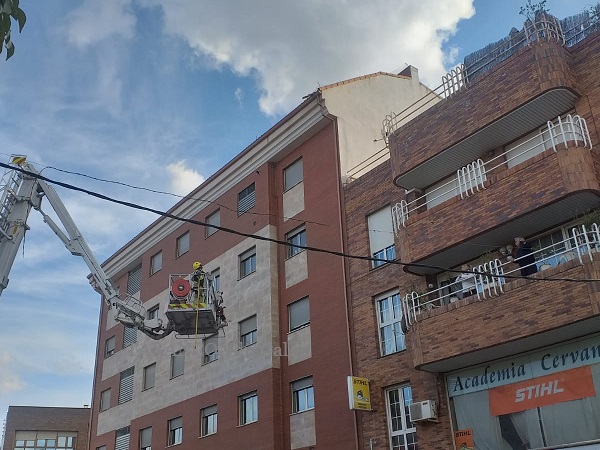 Los bomberos del Parque de Tarancón han actuado esta tarde en una cornisa de la Avda. Juan Carlos I