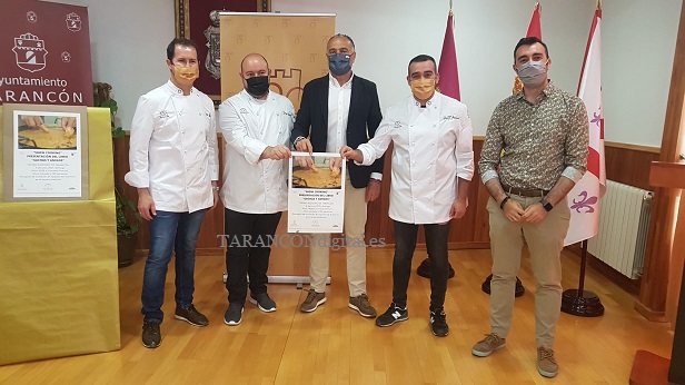 El Ayuntamiento de Tarancón entrega unas chaquetas con motivo del I Centenario de la Noble Ciudad a los cocineros taranconeros de Eurotoques