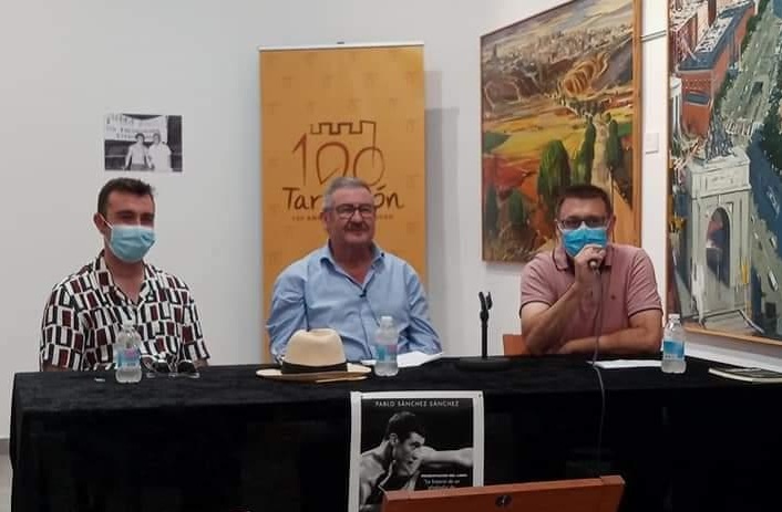 El que se proclamara campeón de España de Pesos Medios en Boxeo (1970) el taranconero Pablo Sánchez Sánchez (El Galgo) ha firmado y dedicado a varios taranconeros el libro “Solo un luchador” en la presentación oficial realizada en el Museo de Arte Contemporaneo
