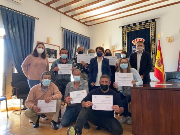La Junta ha facilitado la contratación de diez personas en Vara del Rey a través del programa RECUAL