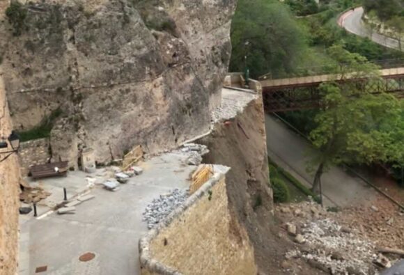 Hundimiento de parte de la calle que sube a las Casas Colgadas uno de los edificios más emblemáticos de la capital conquense