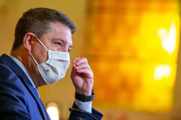 García-Page celebra el ritmo de la vacunación tras el récord batido ayer con casi 30.000 dosis y anuncia el inicio de este proceso a mayores de 50
