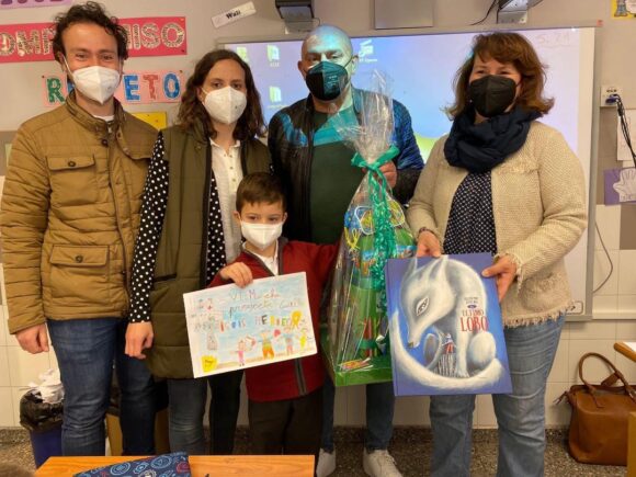 El equipo directivo del _Colegio Hermanas Mercedarias entrega los premios (material escolar) a los ganadores del Concurso “Dorsal” VI MarchaGuille