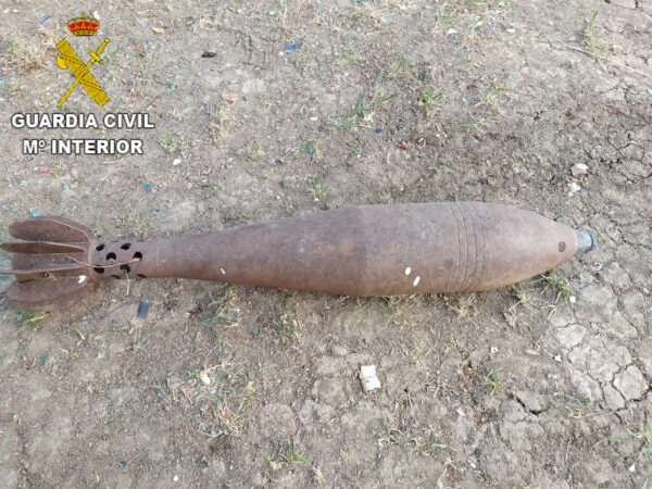 La Guardia Civil se hace cargo de un  artefacto explosivo de la Guerra Civil  encontrado en un armario