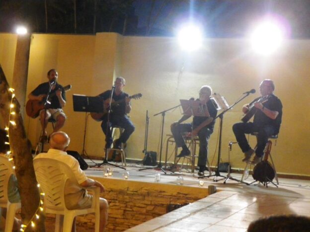 El Grupo músico-vocal El Sotanillo, vuelve con su habitual concierto del Solsticio de Verano al escenario donde los puso en marcha hace unos años, patio Casa Parada