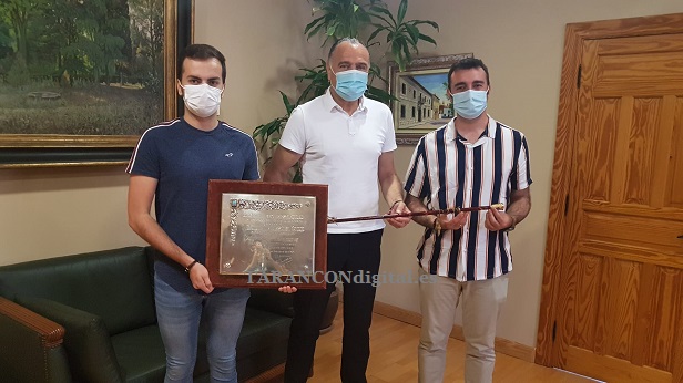 La familia de E. Villaescusa entrega al Ayuntamiento de Tarancón la placa conmemorativa de hijo predilecto y el bastón de mando que el consistorio le entregó en 1965