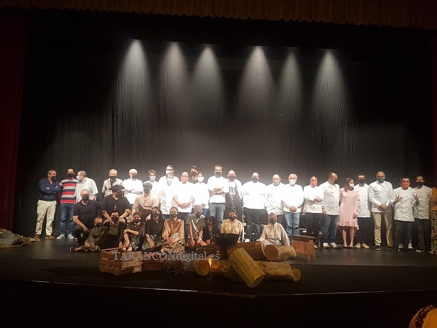 La presentación oficial del libro «Gachas y Amigos» reúne a un gran número de artistas de la gastronomía, pintura y artes escénicas en el Auditorio de Tarancón