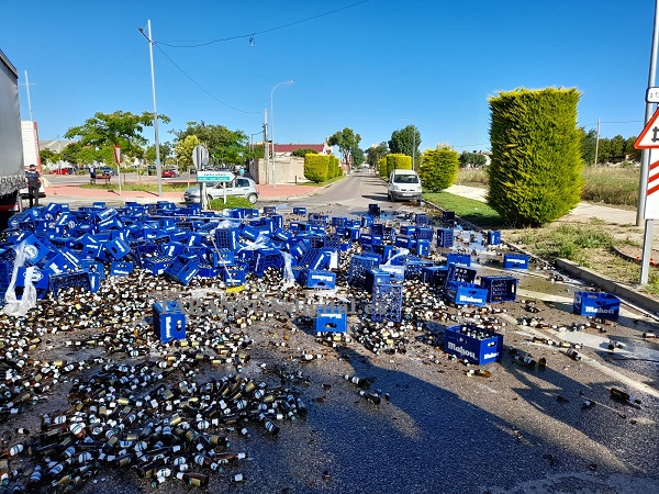 Vuelca parte de la carga de un trailer de Cervezas en la rotonda del Rte. Stop en Tarancón