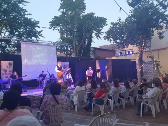 A través del Centro de la Mujer de Tarancón, Paco Damas presentó en Tarancón su trabajo contra la violencia de género Homenaje a “las Sin Sombreros” en un concierto didáctico e interactivo.