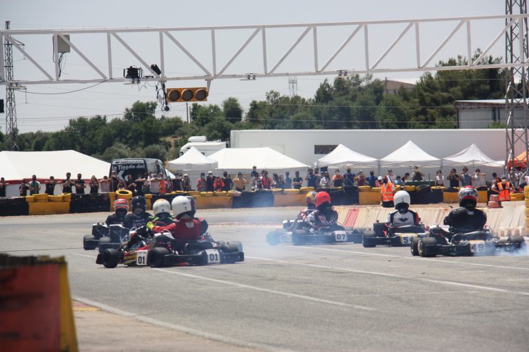 La primera prueba del Campeonato Madrileño de Karting en el circuito taranconero de velocidad DR7, hizo rugir los motores superando las altas temperaturas del fin de semana