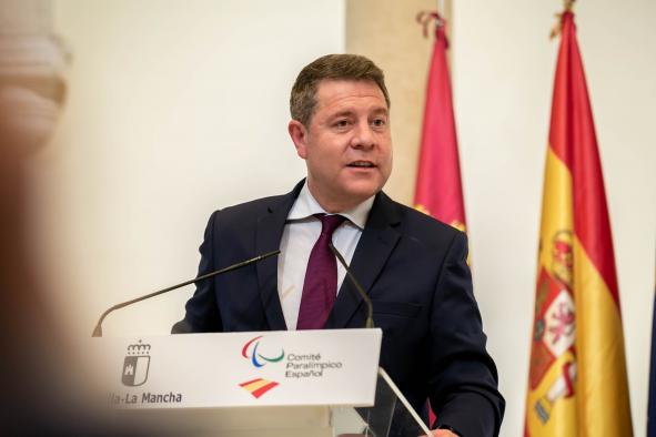 Emiliano García-Page subraya que lo que afecta a España se decide entre todos los españoles, “no por partes”