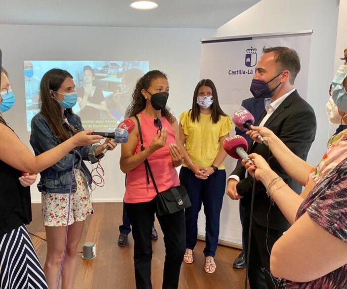 Castilla-La Mancha avanza en la implantación del Servicio de videointerpretación en lengua de signos para personas sordas