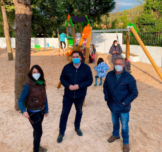 El Ayuntamiento de Huete renovará los parques infantiles del municipio y estrena el de Caracenilla