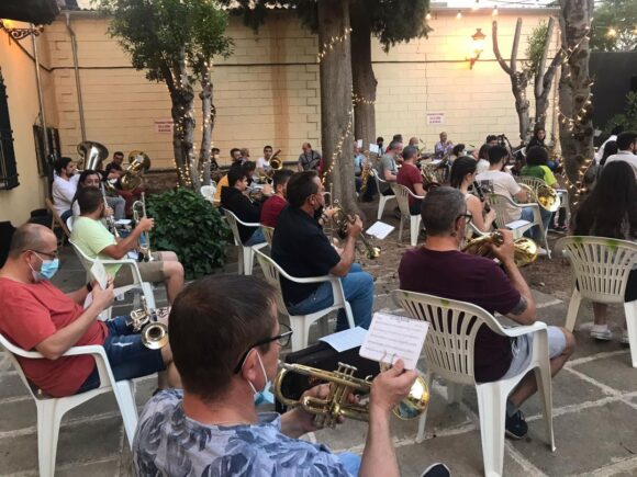 Esperado reencuentro de los miembros de la Agrupación Musical Nuestra Sra de Riánsares en el patio de Casa Parada