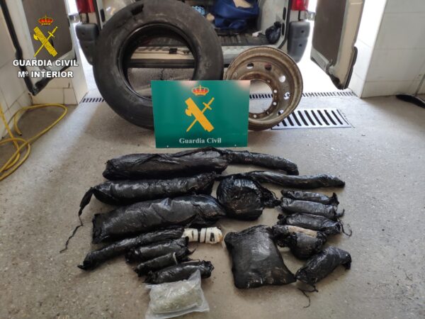La Guardia Civil detiene a un hombre que llevaba 7 kilos de marihuana ocultos en la rueda de repuesto de su camión