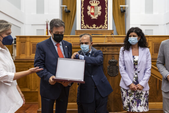 Las Cortes regionales entregan su Placa de Honor al letrado Francisco Calvo Cirujano