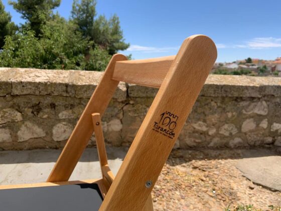 El Ayuntamiento de Tarancón regala 150 sillas a la Hermandad de la Virgen de Riánsares con el logotipo del centenario