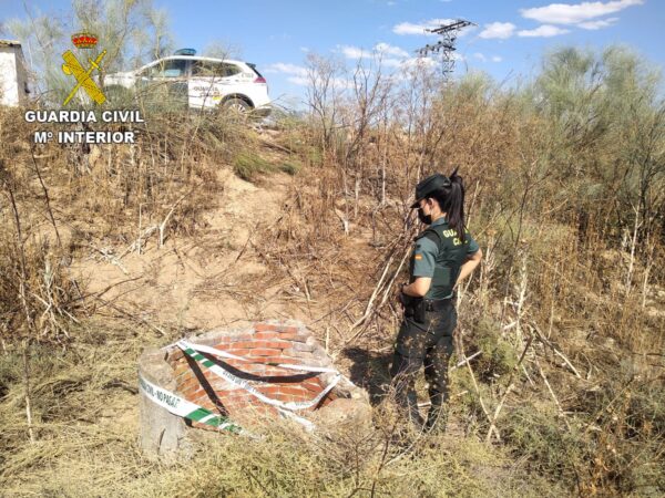 La Guardia Civil auxilia a un hombre que se lanzó a un pozo para rescatar a su perro