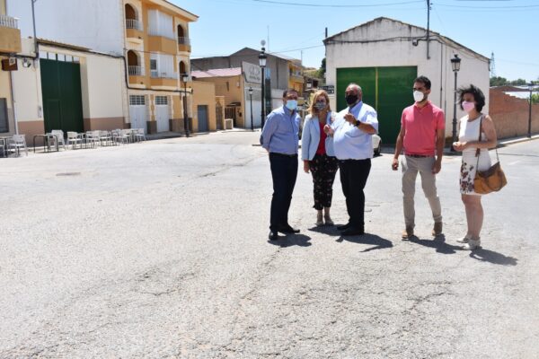 La Junta y el Ayuntamiento de San Lorenzo de la Parrilla firman el convenio para la cesión de la travesía de la CM-2117a