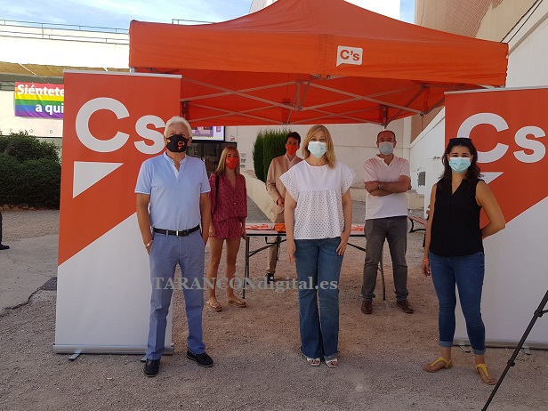 Carmen Picazo líder de Ciudadanos en Castilla La Mancha ha visitado hoy Tarancón para conocer las inquietudes y trasladar el proyecto político de la formación naranja