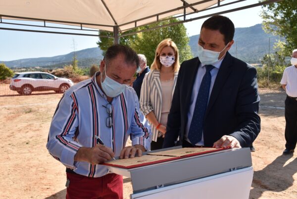 La Diputación pone la primera piedra del parque de bomberos de Priego con una inversión de más de 2 millones de euros