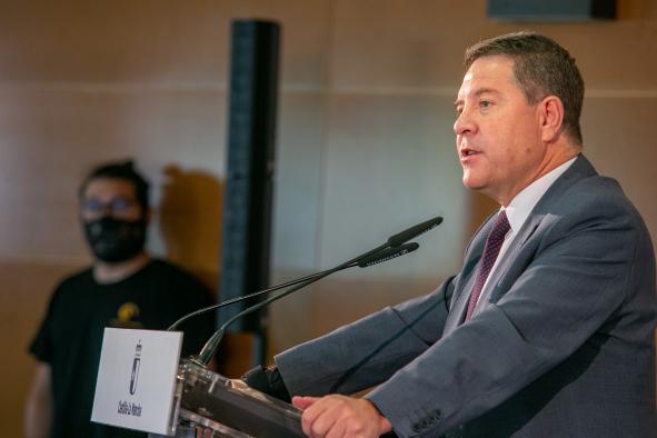 García-Page garantiza que “nadie abandone los estudios por falta de dinero” al triplicarse las becas universitarias para el próximo curso