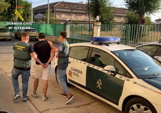 La Guardia Civil detiene a una persona al sorprenderla in fraganti huyendo por el tejado tras robar en un bar