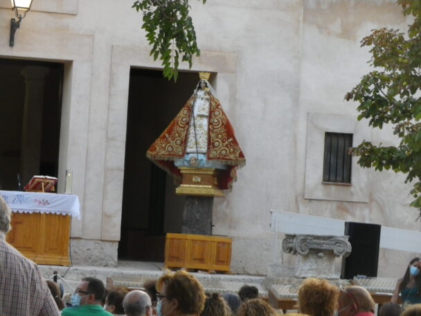 Los taranconeros se reencontraron con la Patrona en la misa de Alba, en la puerta del Santuario, aunque la imagen viaja de manera privada a la Parroquia Mayor Nuestra Sra de la Asunción de Tarancon