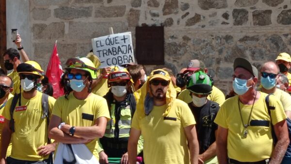 La plantilla de Geacam hace ver su malestar en la primera de las manifestaciones ante el Palacio de Fuensalida esta semana