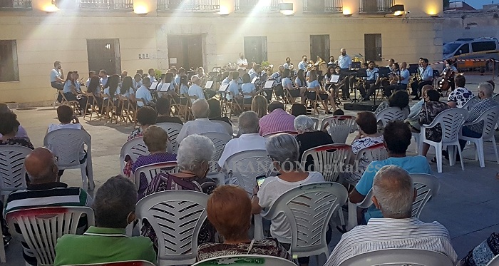Extraordinario concierto de Marchas Militares de la Agrupación Musical Ntra. Sra. de Riánsares en la Plaza del Ayuntamiento