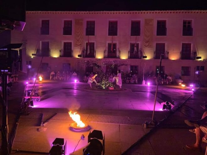 La plaza del Ayuntamiento, epicentro de música, arte y cultura en el I Centenario de la Declaración  de Noble Ciudad, acogió este fin de semana un espectáculo de luz y sonido a través de Teatro  danza en la calle con Olea