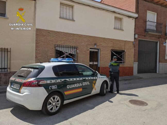 La Guardia Civil rescata a un hombre en el incendio de su vivienda en Carmena