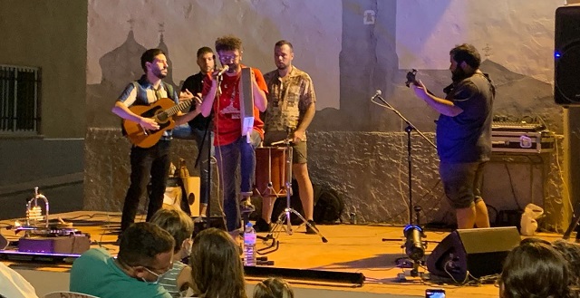 Apretado calendario para el grupo de folk taranconero Zas Candil que llena las plazas de nuestro pueblos de “música de aquí y de allá” la de “ida y vuelta” que dice uno de sus componentes Javi Collado