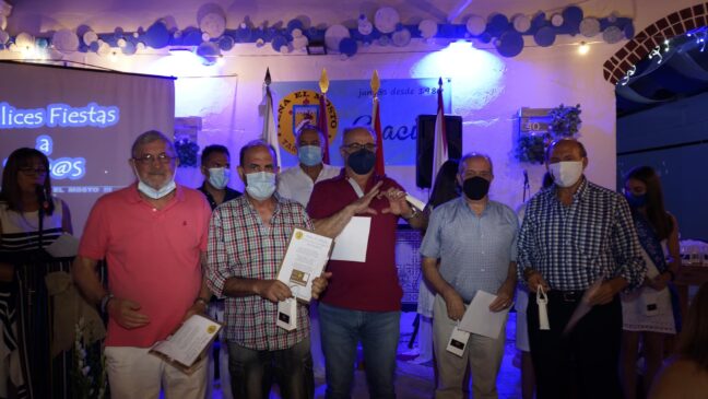 Los socios más veteranos de la Peña El Mosto recibieron este sábado la medalla y carnet de oro de la entidad en un acto institucional