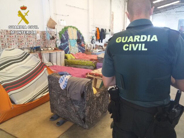 La Guardia Civil realiza una inspección en una nave donde vivían 25 personas en pésimas condiciones higiénico-sanitarias en Santa Cruz de la Zarza