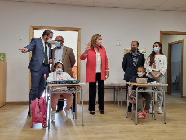 Bellido celebra la reapertura de un colegio con seis escolares en Cobeta como un episodio “épico y absolutamente histórico”