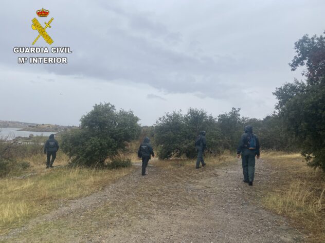 La Guardia Civil trabaja en un dispositivo de búsqueda de una persona desaparecida en el pantano del Guajaraz en Argés