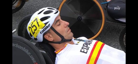 Ante el desgaste que estaba suponiendo la prueba en linea, tras el esfuerzo para la medalla en la crono, Luis Miguel García Marquina se retira junto a Rider de la carrera para concentrar las fuerzas en los relevos de mañana