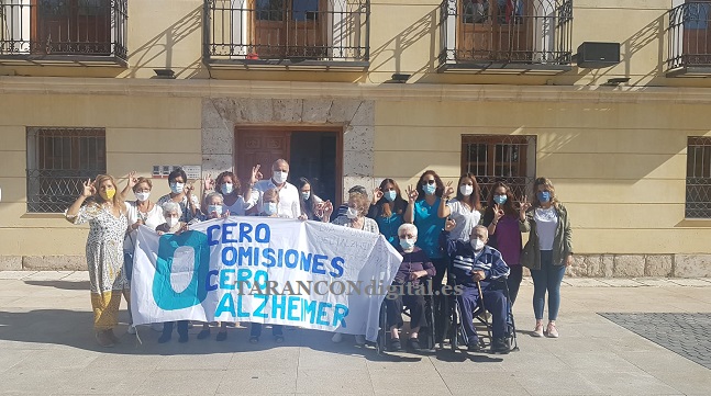 Arranca la Semana del Alzheimer en Tarancón con la colocación de una pancarta en el balcón del Ayuntamiento