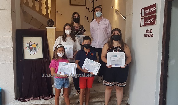 El concejal de cultura, Raúl Añover, entrega los premios del concurso del cartel anunciador de Fiestas 2021, a los ganadores de todas las categorías, en un sencillo acto en Casa Parada e inaugura la exposición de los trabajos presentados.
