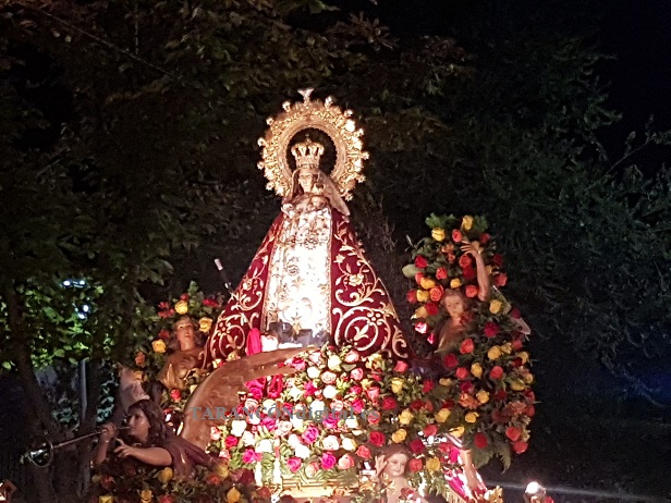 La imagen de la Virgen de Riánsares Patrona de Tarancón volvía a las calles en una procesión extraordinaria que recorría la arteria principal de la ciudad.