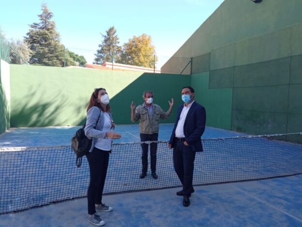 La Diputación y el Ayuntamiento de Buendía invertirán 61.000 euros en reformar la pista de pádel y reparar la piscina