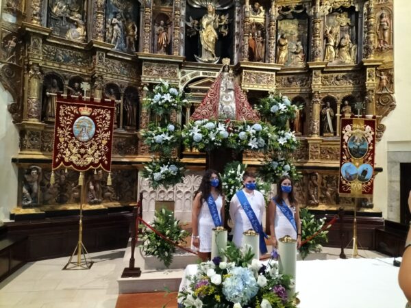 La Peña El Mosto realizaba su ofrenda floral ante la imagen de la Virgen de Riánsares este domingo 5 de sptiembre