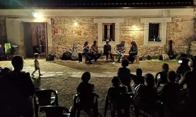 “Emoción, corazón a reventar de amor”, así resume Javi Collado el proyecto Bici folk realizado esta semana por los pueblos de Cuenca, que concluyó en la Plaza Mayor de la capital