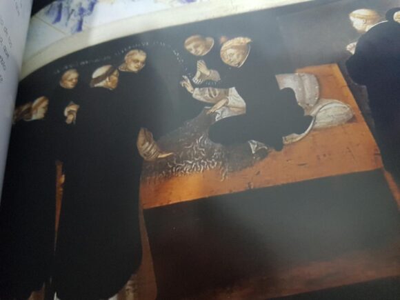 La exposición “en la mesa con Santo Domingo” que esta recorriendo España y hace unas fechas se despedía de nuestra provincia en Villaescusa de Haro, cuenta con un excelente catalogo, con fotografías de un conquense, Lorenzo García Lopez, que realza e ilustra el documento dominico