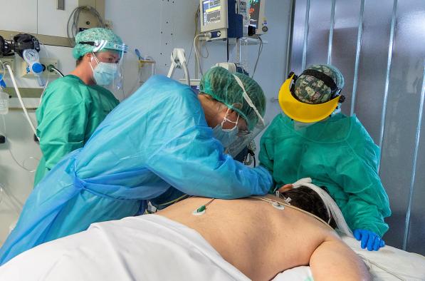 La incidencia del Covid sigue bajando, en Cuenca hoy tan solo 2 nuevos contagios y 5 pacientes ingresados en cama convencional y 1 en cuidados intensivos en una nueva jornada sin fallecidos