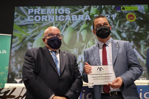 La Fundación Dieta Mediterránea, presidida por Castilla-La Mancha, premio ‘Cornicabra de Oro’ de la DO Montes de Toledo por su apoyo al aceite de oliva