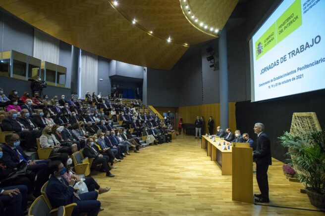 Grande-Marlaska anima a los directores de los centros penitenciarios a seguir trabajando en la “reinserción y la rehabilitación de las personas internas”