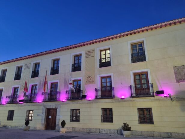 Tarancón se suma a la lucha contra el cáncer de mama iluminando el Ayuntamiento de rosa