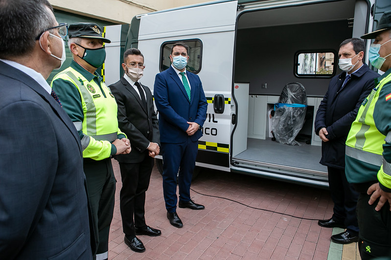 Castilla-La Mancha entrega dos vehículos a la Jefatura Central de Tráfico para reforzar los servicios de inspección